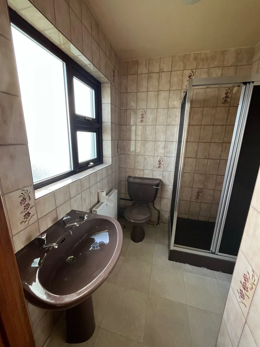 1980’s RETRO BROWN BATHROOM SUITES x2 - Image 2