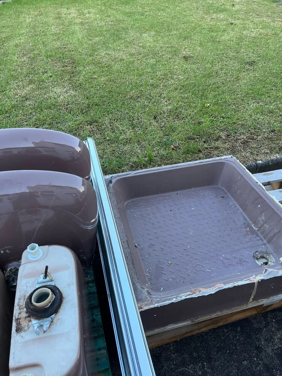 1980’s RETRO BROWN BATHROOM SUITES x2 - Image 3