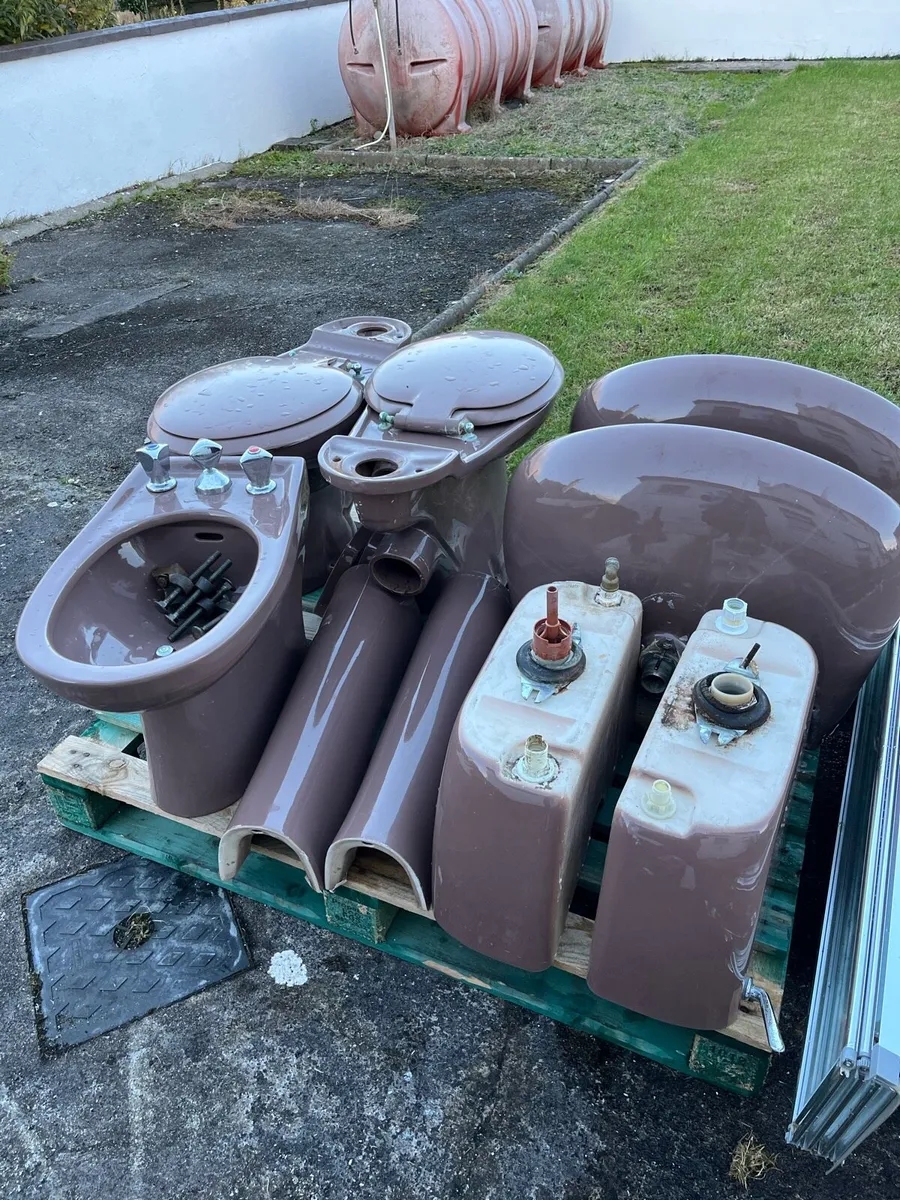 1980’s RETRO BROWN BATHROOM SUITES x2 - Image 4