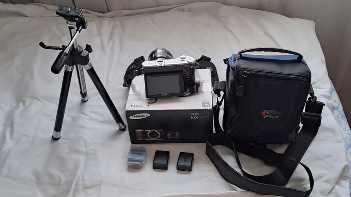 Samsung NX300 digital camera 20.3 megapixels - Image 1