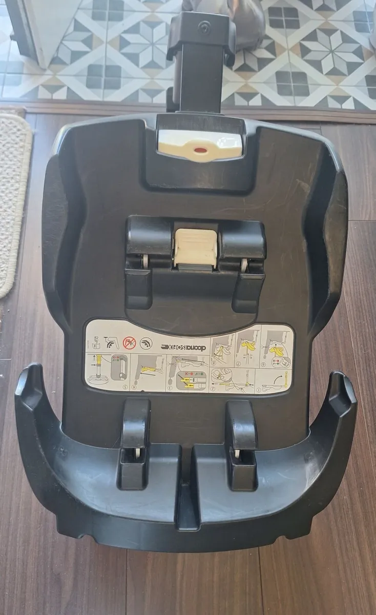 Doona carseat, isofix and raincover - Image 4