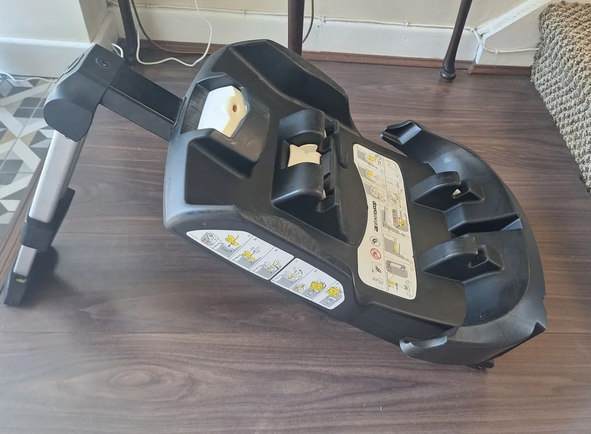 Doona carseat, isofix and raincover - Image 2