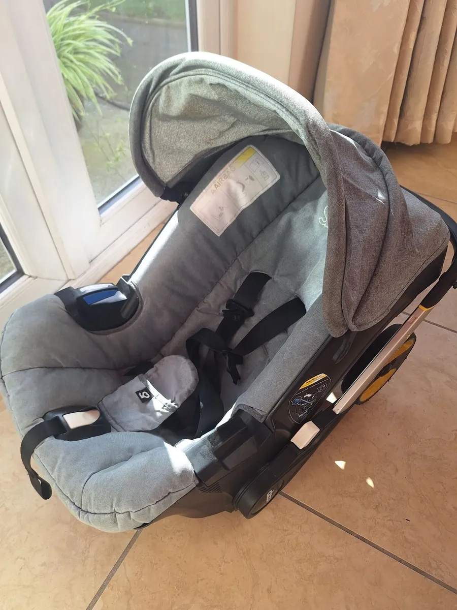 Doona carseat, isofix and raincover - Image 1