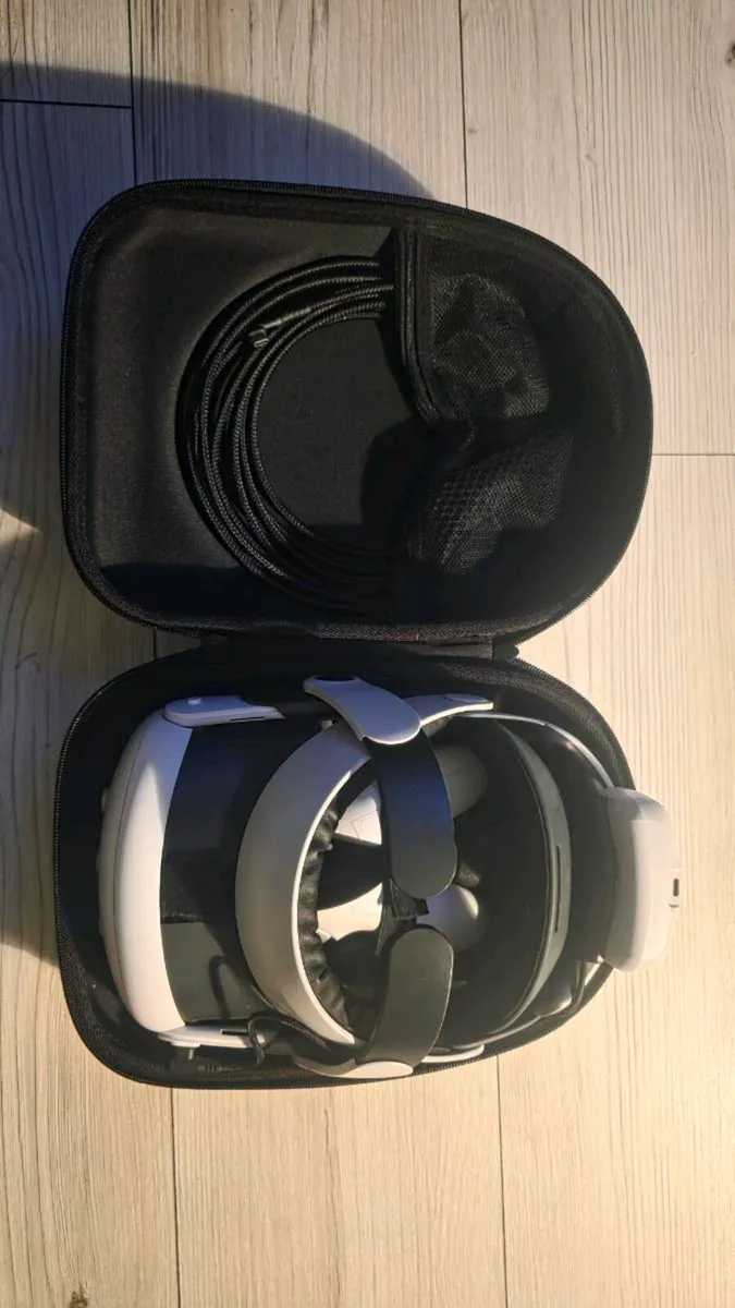 Meta Quest 3 with accessories - Image 2