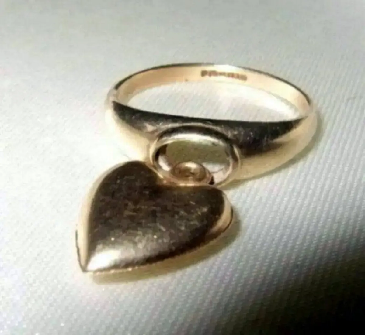 Vintage 9/14ct Gold 'Floating Heart' Ring - Image 2