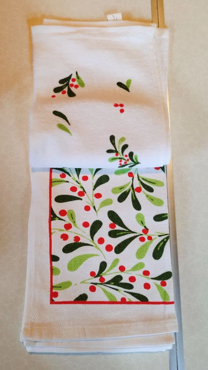 3 PACK FESTIVE TEA TOWELS (NEW). - Image 2