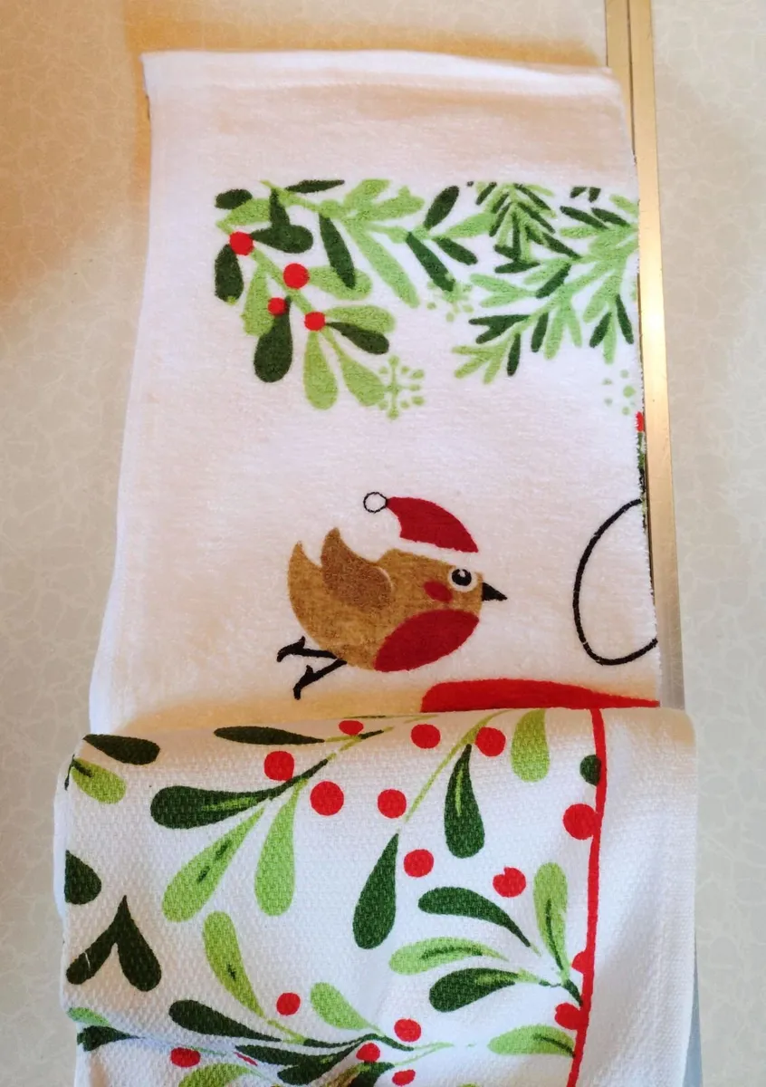 3 PACK FESTIVE TEA TOWELS (NEW). - Image 3