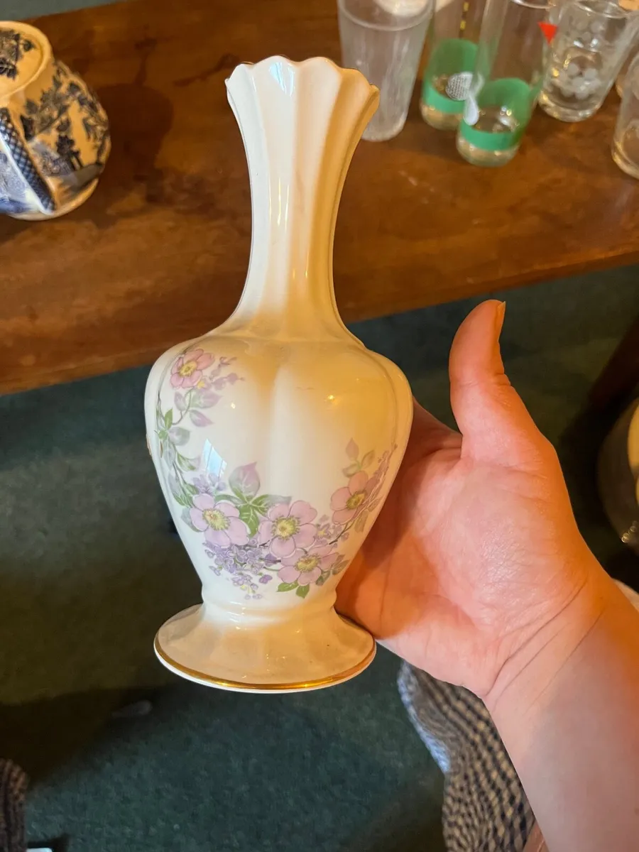 Fine bone china vase - Image 1