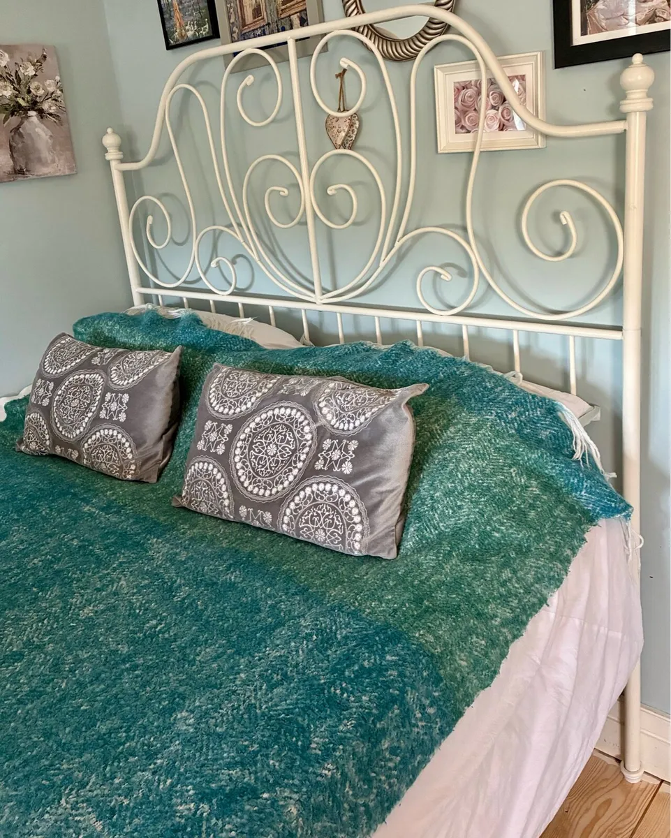 Double bed - Image 1