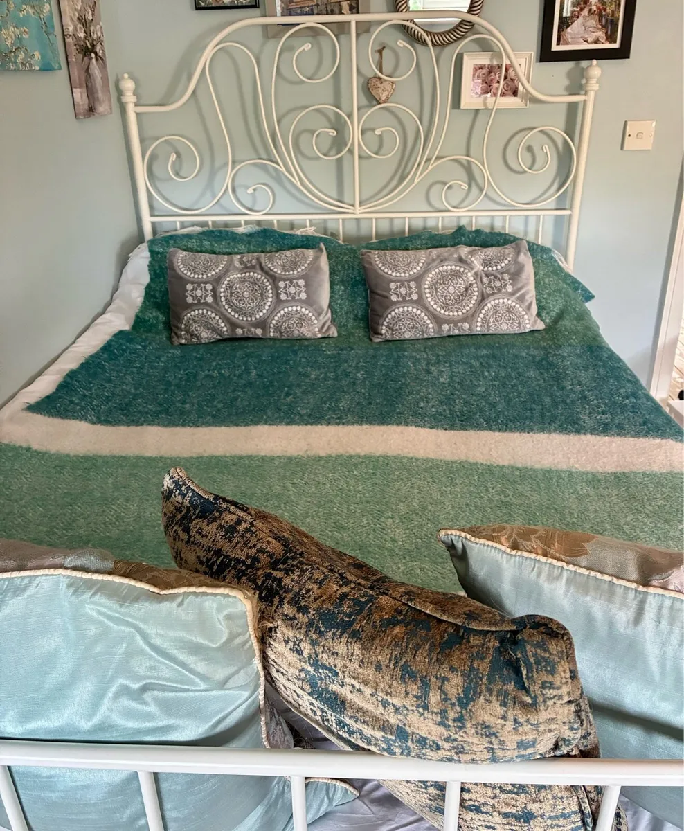 Double bed - Image 2