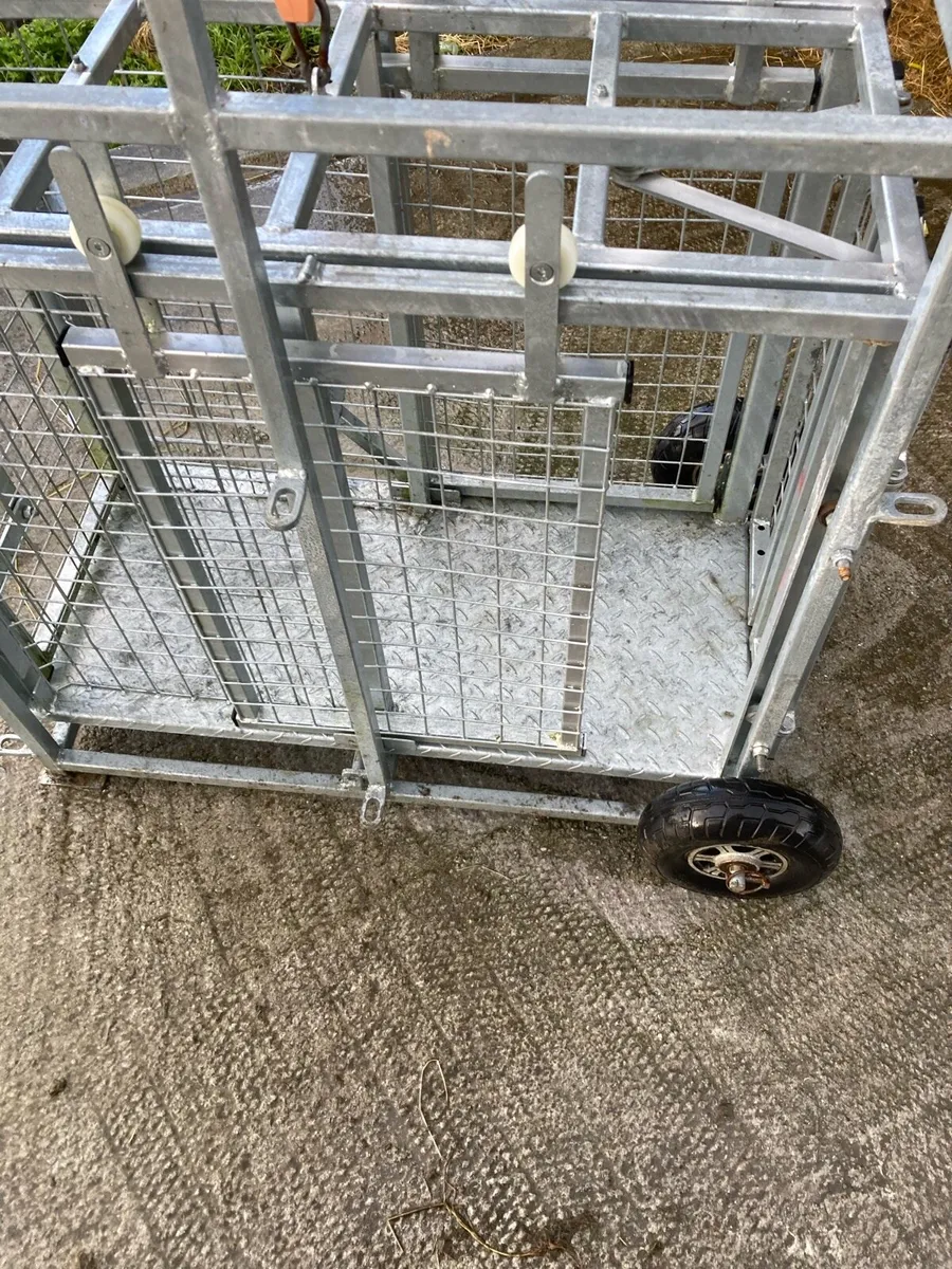 Weighing scales and creep feeder - Image 4