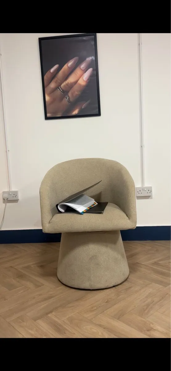 Swivel chair - Image 1