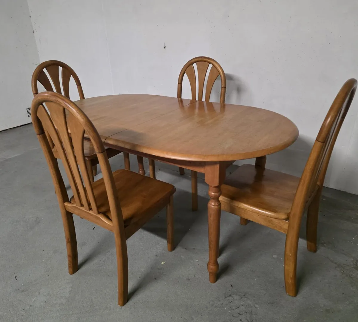 OAK dining table and 4 chairs - Image 3