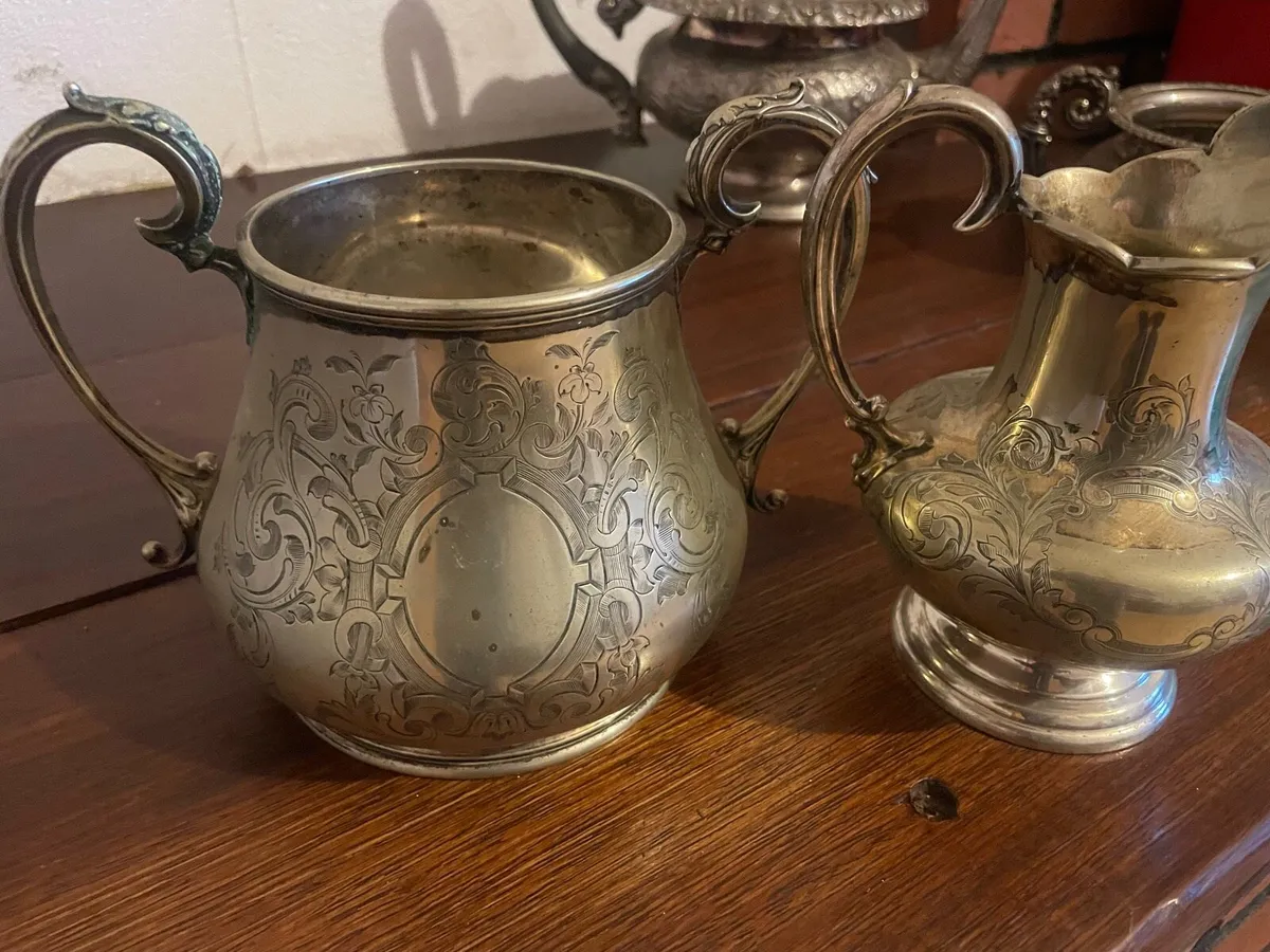 Large sugar and milk jug - Image 1