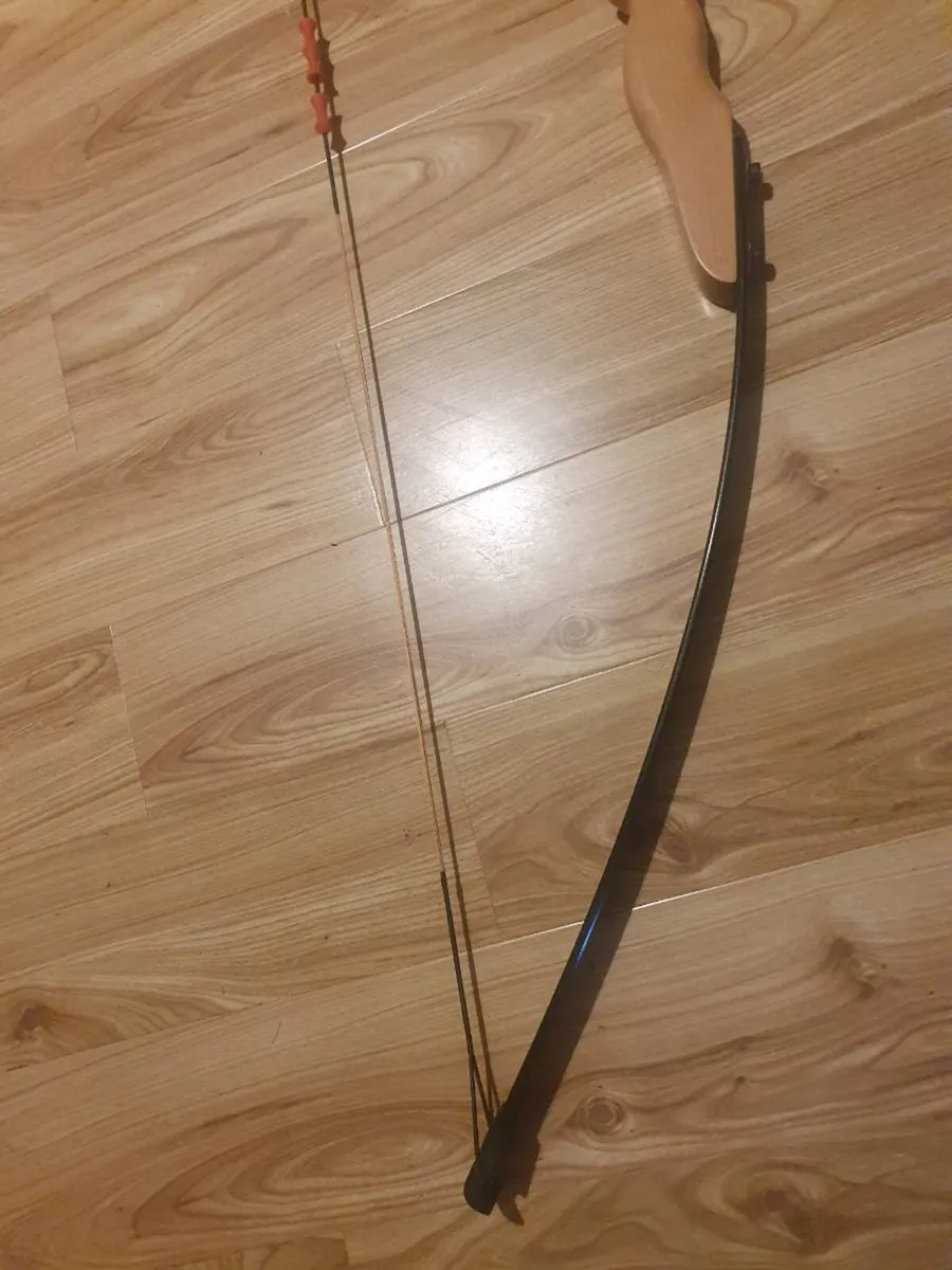 Archery Set,  Straight Bow, Arrows & Straw Target - Image 4