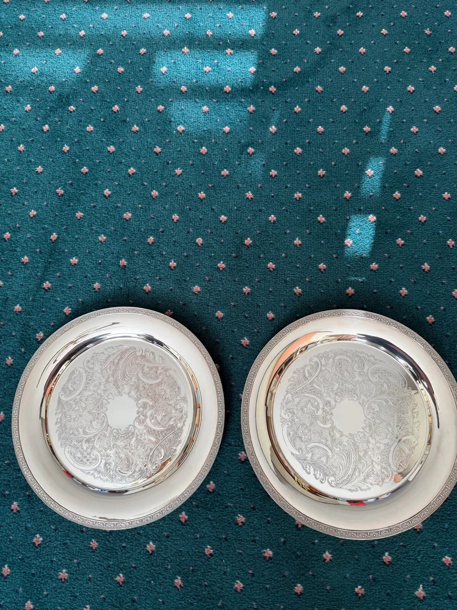 Silver plated trays x 2 - Image 1