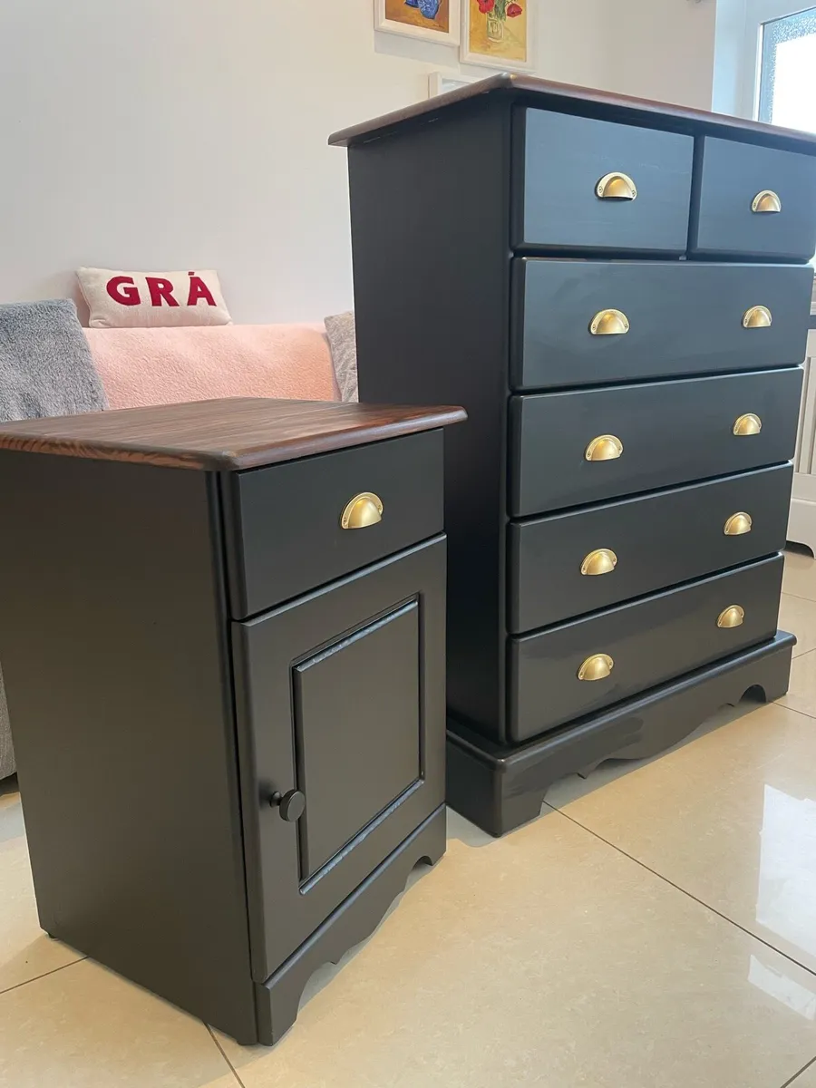 Solid wood chest of drawers and bedside locker - Image 2