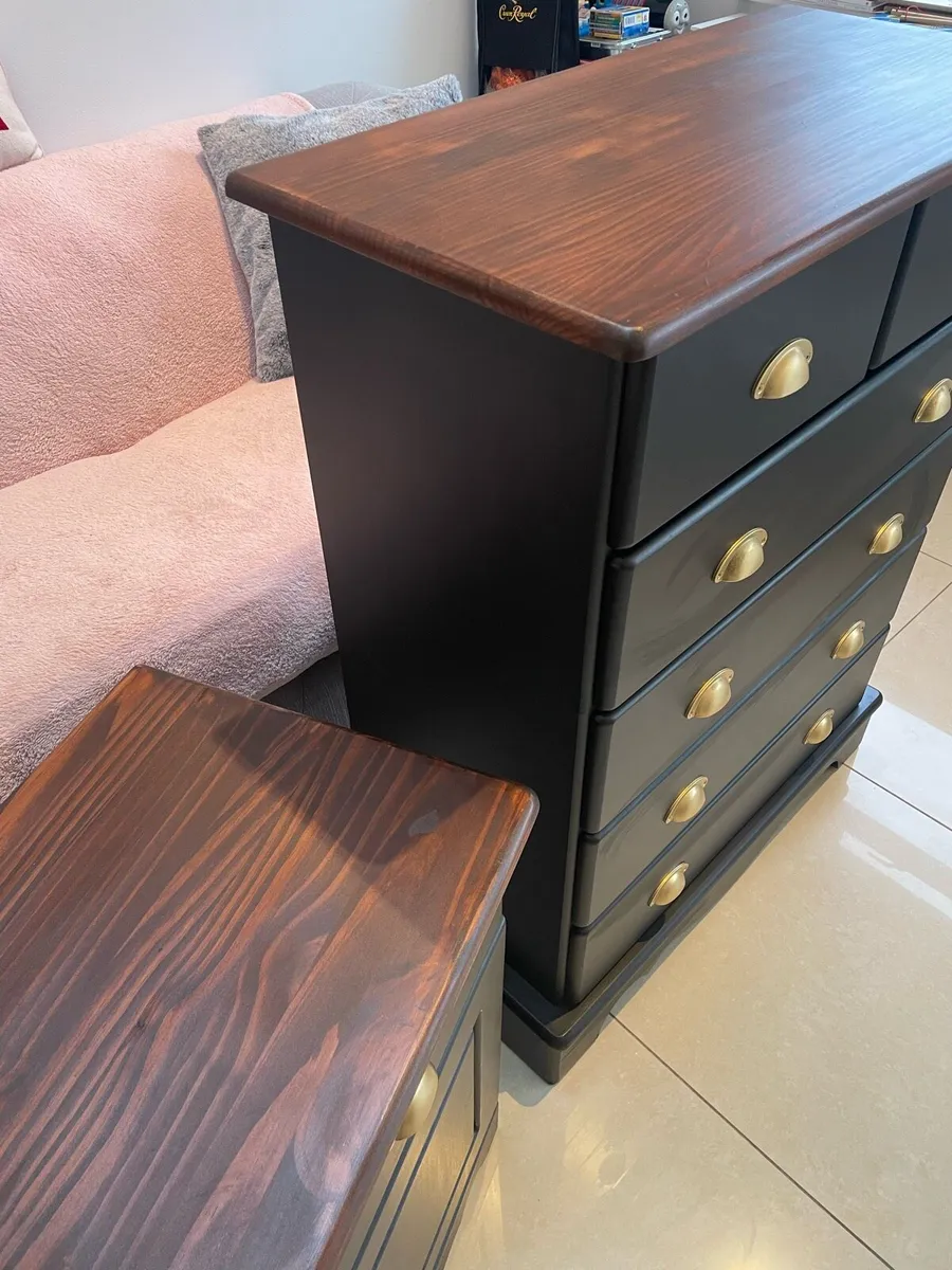 Solid wood chest of drawers and bedside locker - Image 3