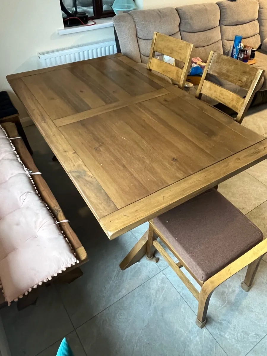 Kitchen table and chairs - Image 1