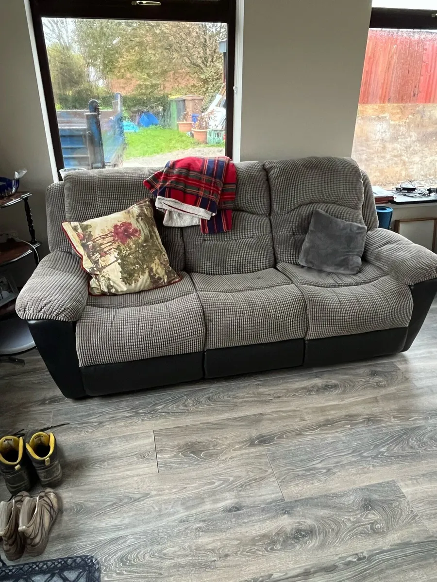 Recliner couch - Image 1