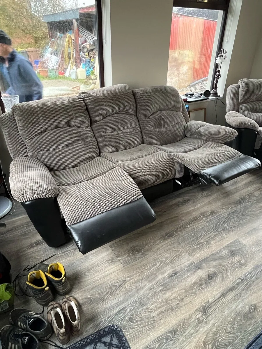 Recliner couch - Image 2