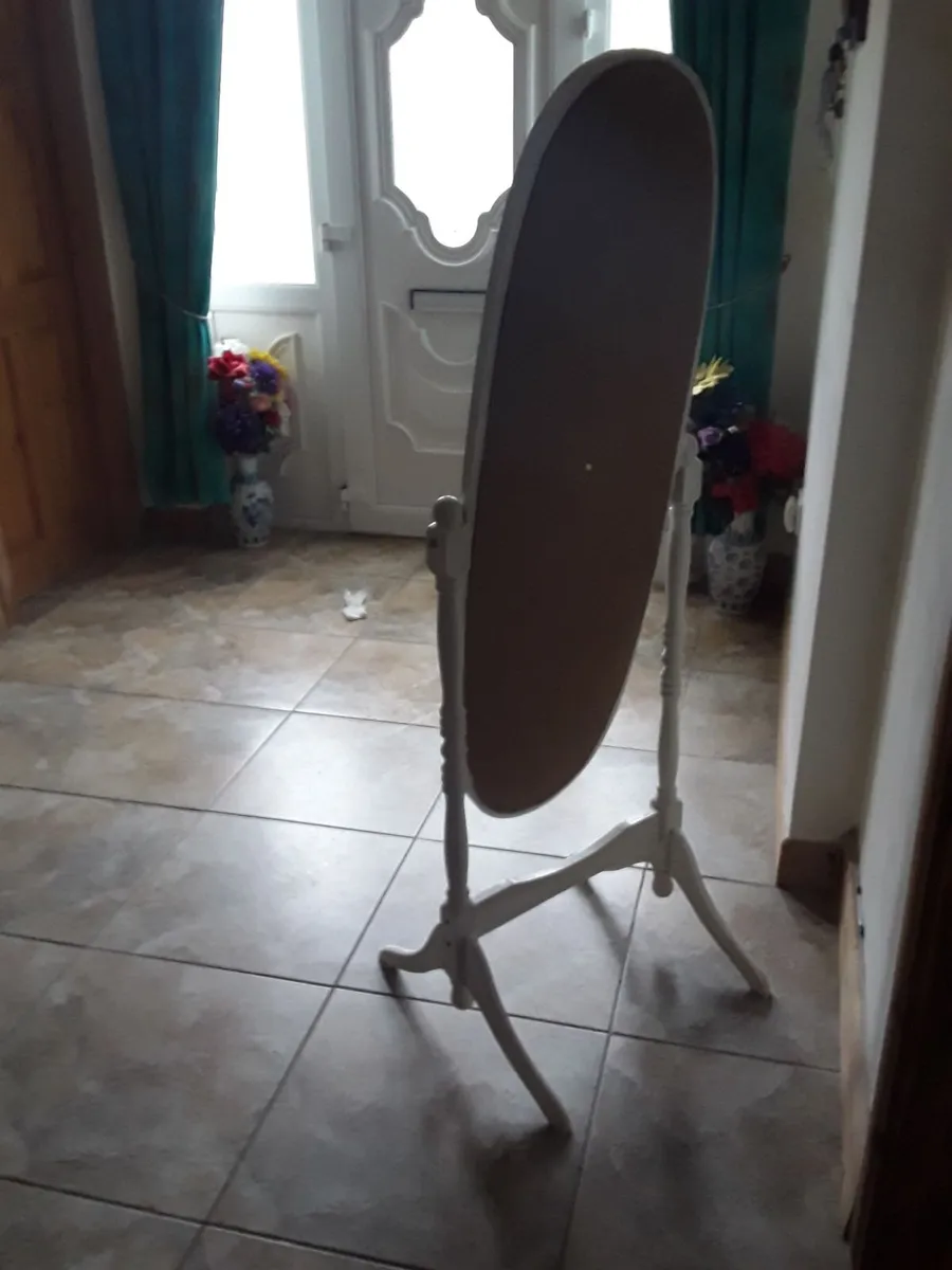 White freestanding wooden mirror - Image 3
