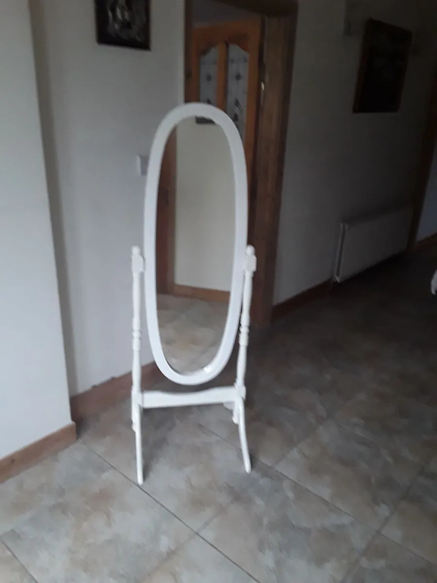White freestanding wooden mirror - Image 1