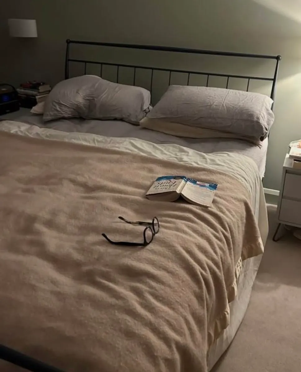 Metal bed frame - Image 1