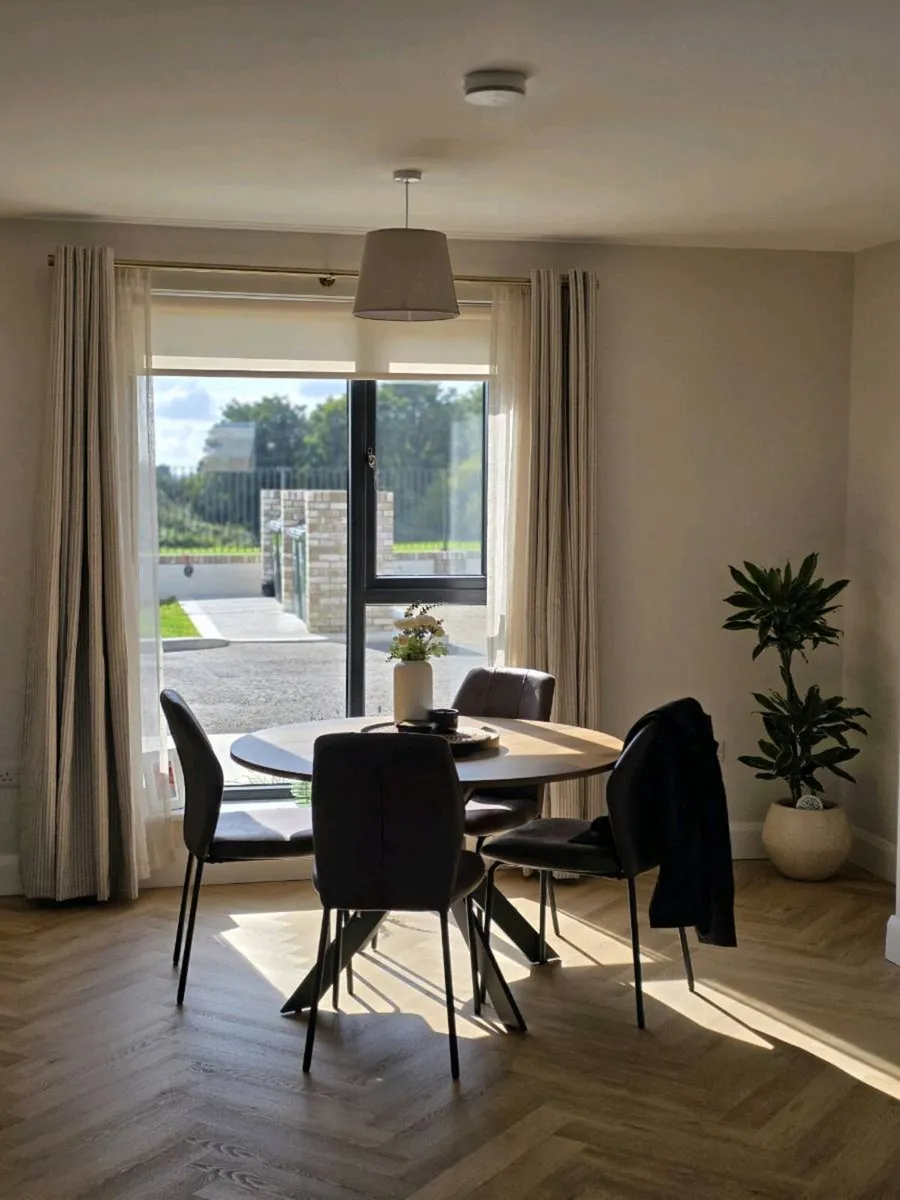 Round table and 4x chairs - Image 2