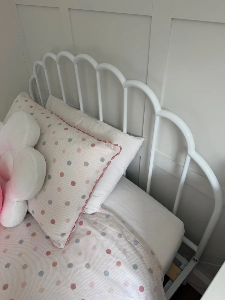 White scalloped double bed frame - Image 2