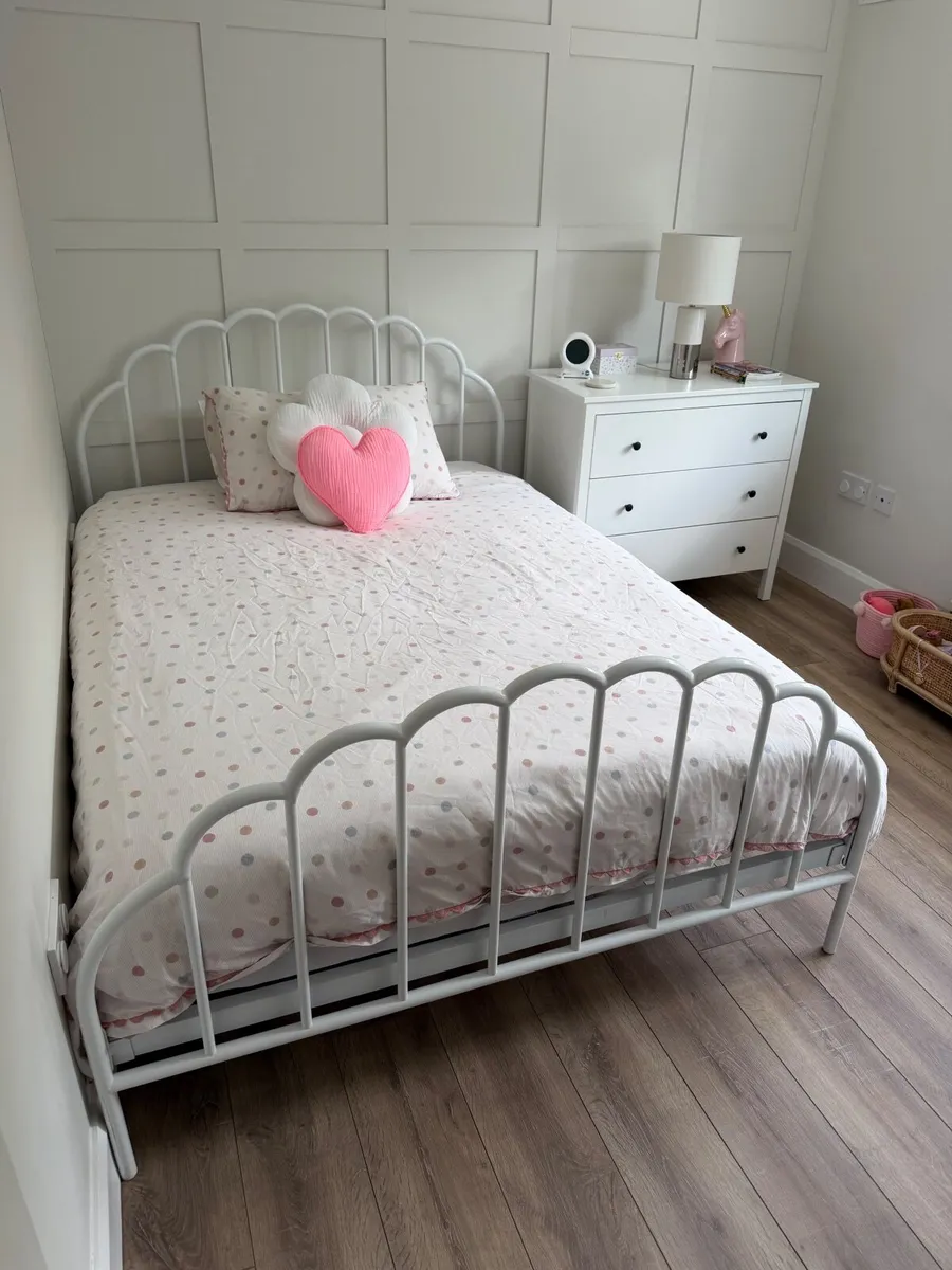 White scalloped double bed frame - Image 1