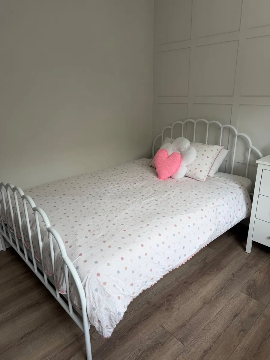 White scalloped double bed frame - Image 3