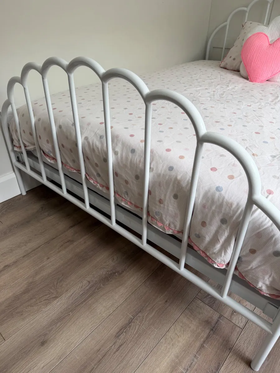 White scalloped double bed frame - Image 4