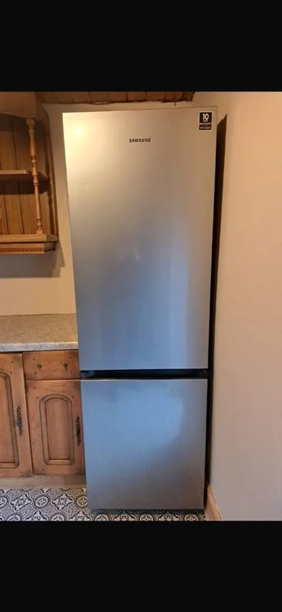 Samsung Series 5 SpaceMax Fridge Freezer - Image 1