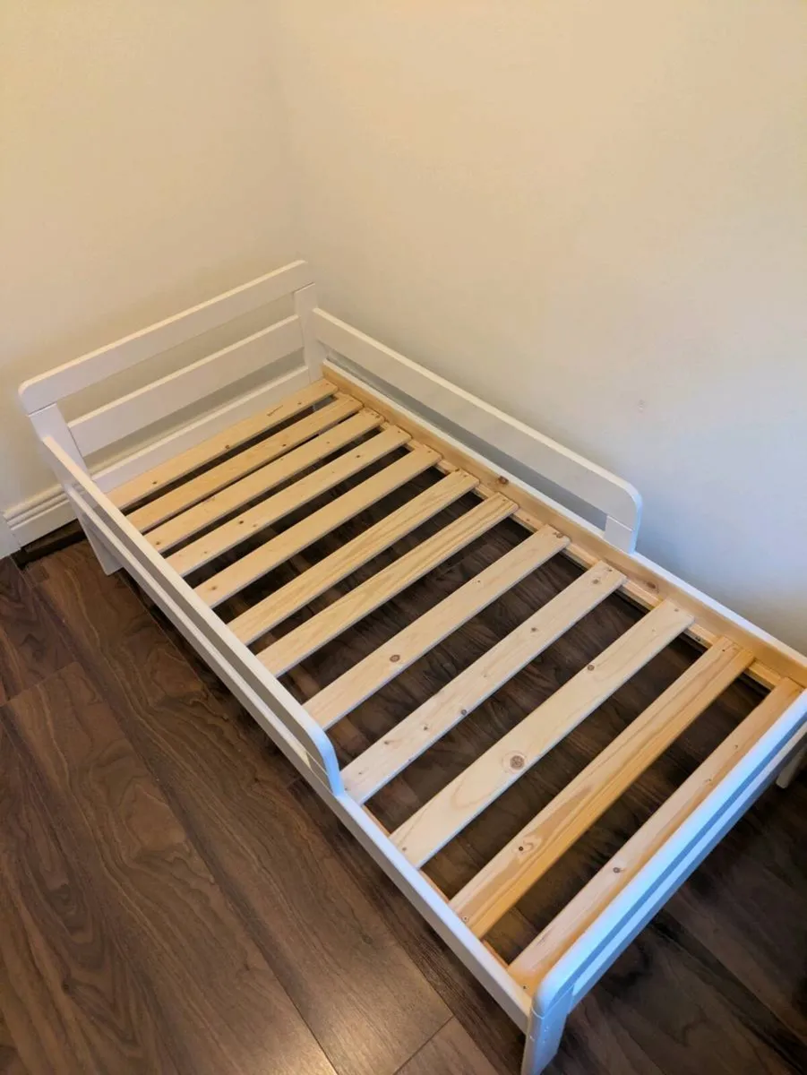 Kids bed with drawer