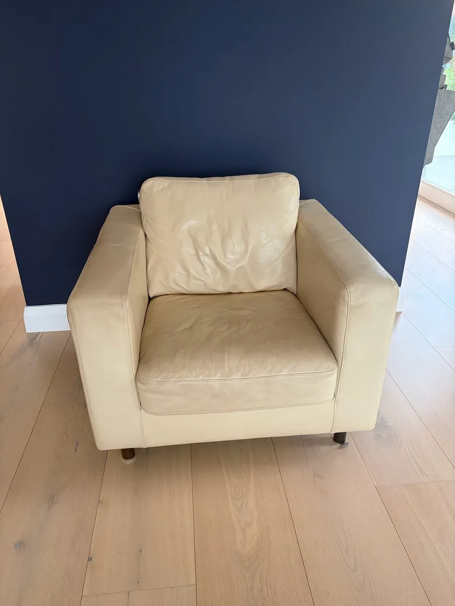 Natuzzi Leather sofa and two arm chairs - Image 2
