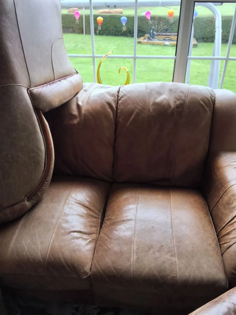 LEATHER 3 seat and 2 seat settee also 2  ArmchairS - Image 3