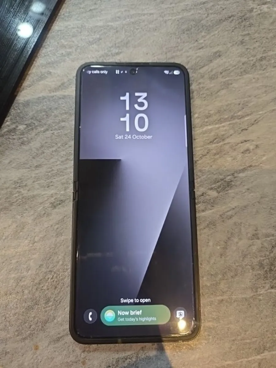 Samsung Z flip 7 FE - Image 2