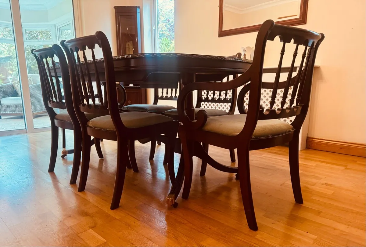 Mahogany dining table, chairs and display units - Image 1