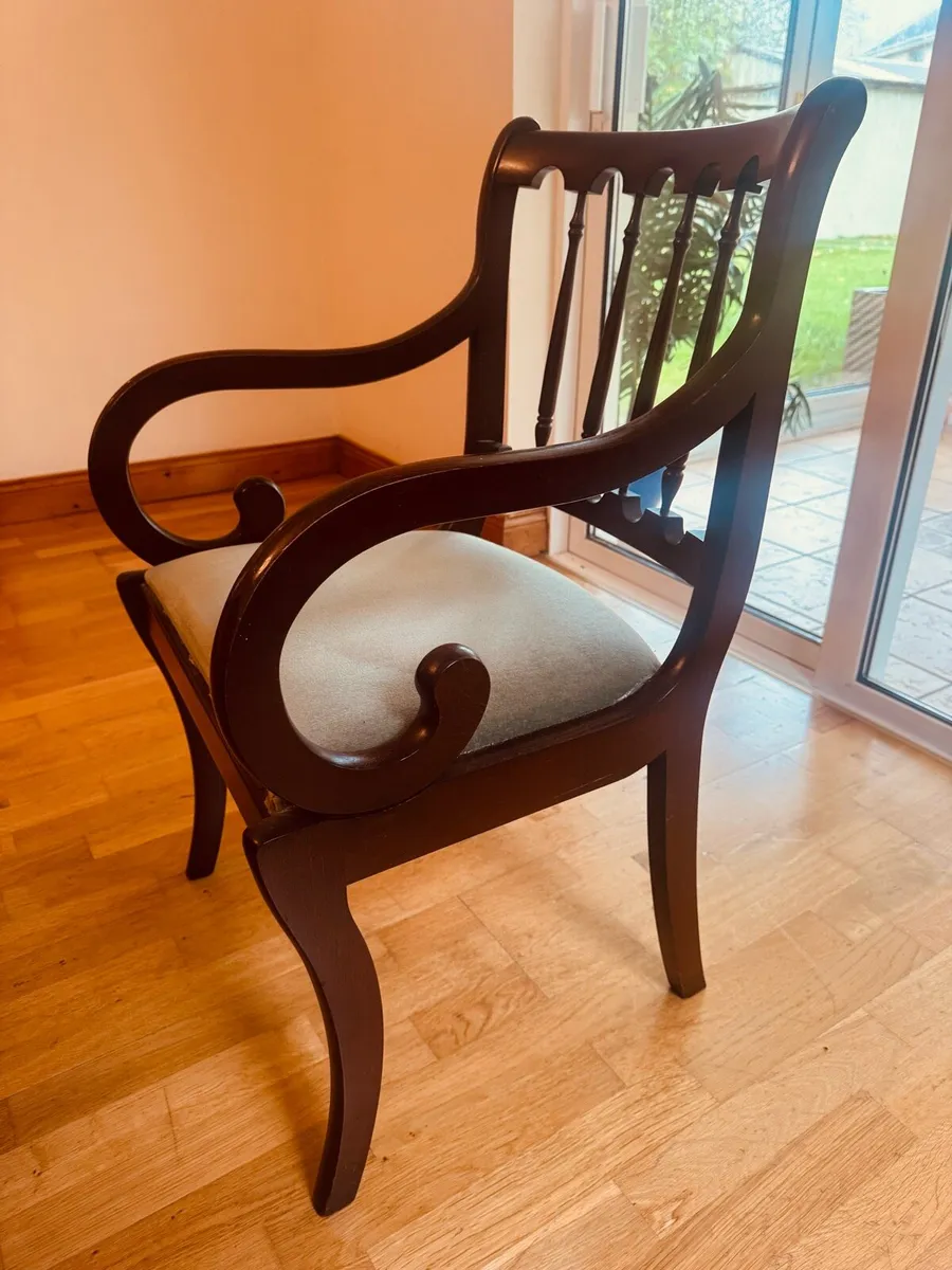 Mahogany dining table, chairs and display units - Image 3