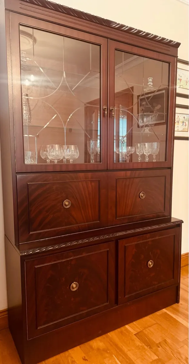 Mahogany dining table, chairs and display units - Image 4