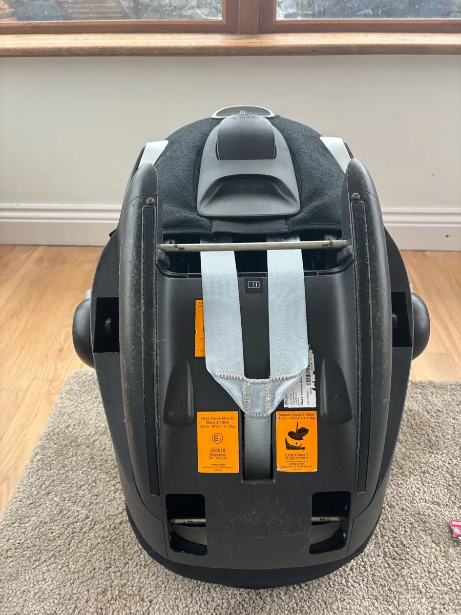 Cybex cloud Z car seat with isofix base & raincove - Image 4