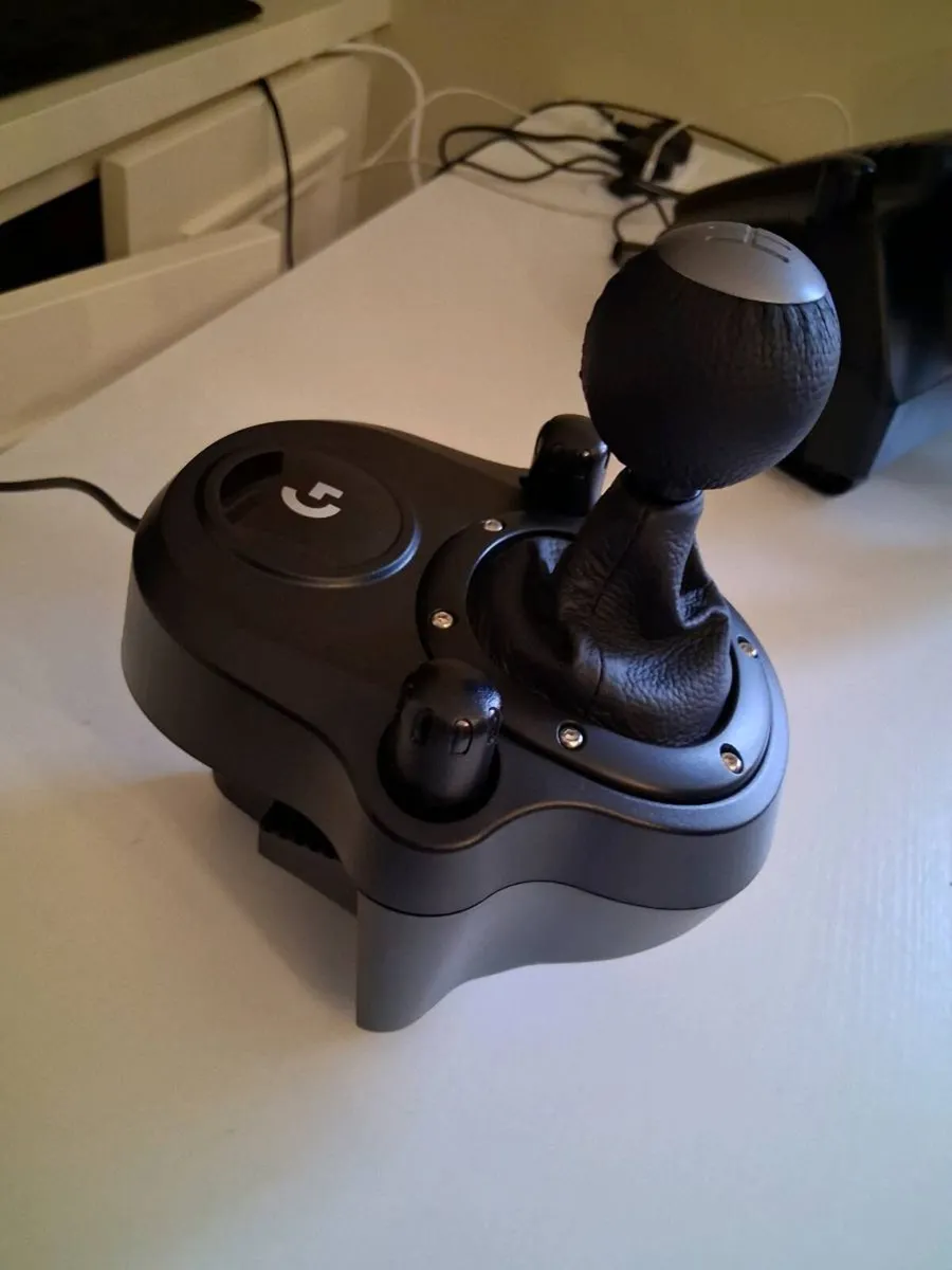 Logitech G923 Racing Wheel bundle Xbox - Image 3