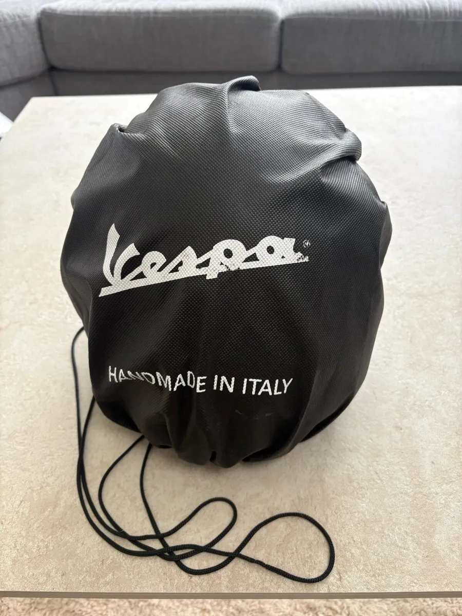 Vespa original Helmet with visor - Image 2