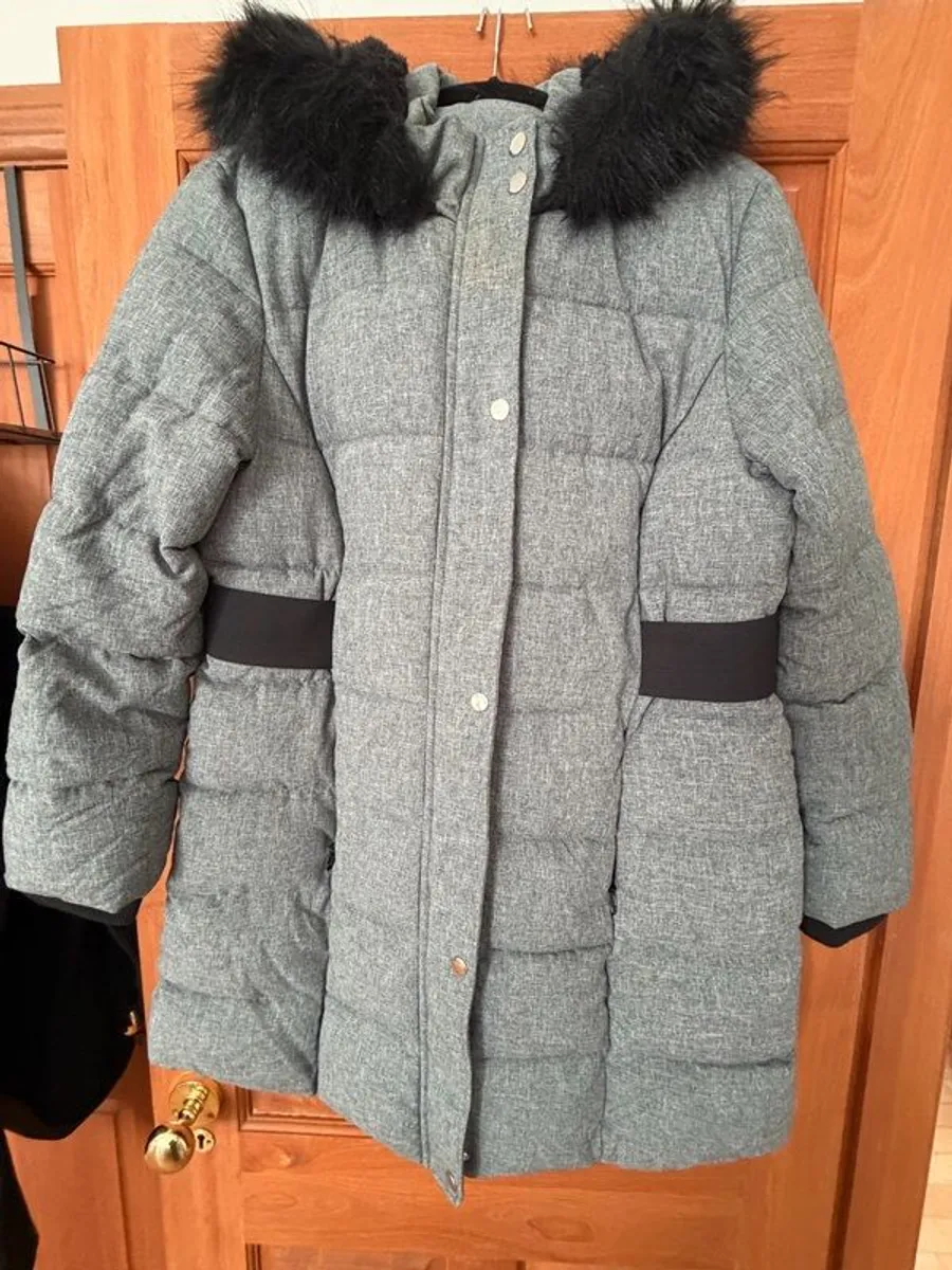 Grey winter coat with black faux fur hood trim) - size 16 - Image 1
