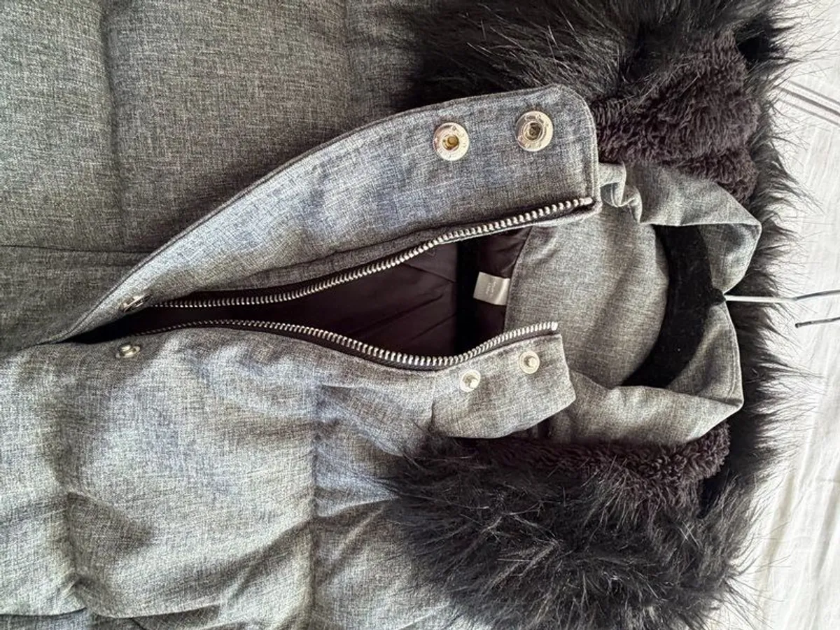 Grey winter coat with black faux fur hood trim) - size 16 - Image 4