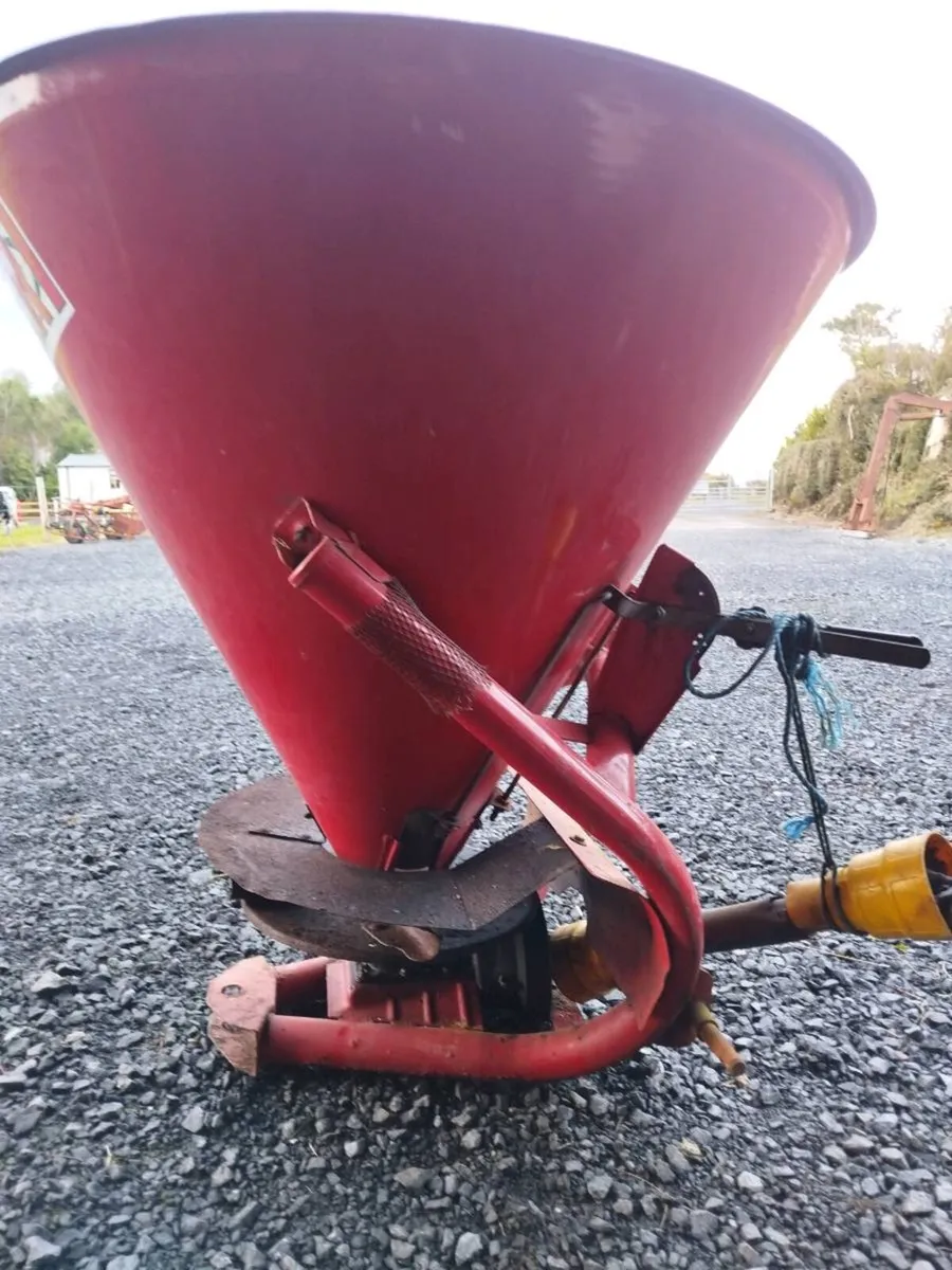 Fertilizer shaker & bale spike - Image 2