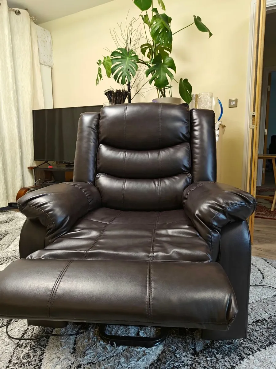 Excellent new dual motor comfortable reclinerchair - Image 1
