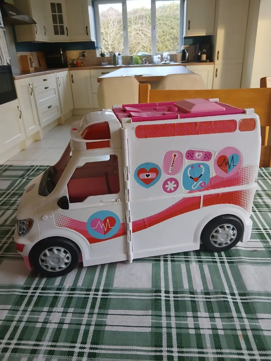 Barbie ambulance - Image 1