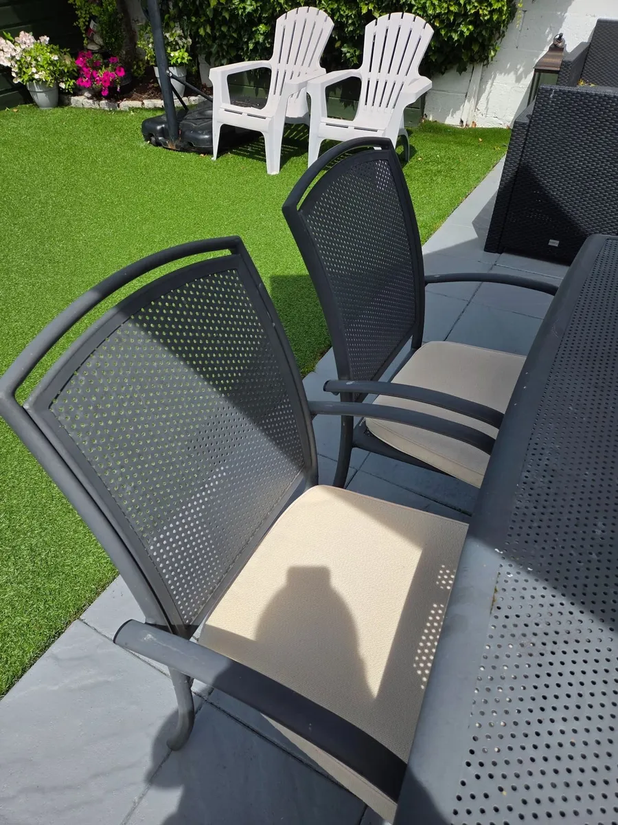 Garden table - Image 2